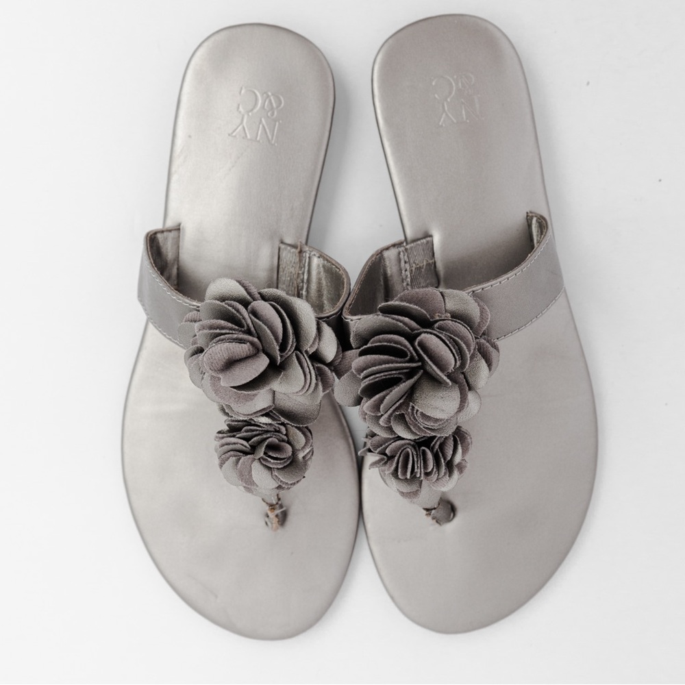 Metallic silver thong style sandal rosette floral appliqué NY & Co 7